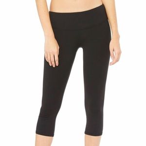 ALO Yoga Pants - ALO yoga black Capri leggings XS ALO Yoga Pants - ALO yoga black Capri leggings XS